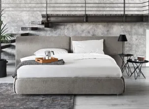 Letto in tessuto imbottito con testiera Zip di Calligaris