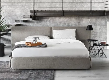 Letto in tessuto imbottito con testiera Zip di Calligaris