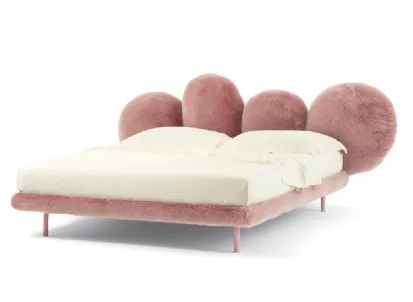 Letto di design rivestito da pelliccia ecologica con testiera imbottita composta da quattro cuscini morbidi Cipria bed di Edra