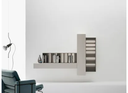 Libreria di design sospesa caratterizzata da moduli orizzontali e verticali aperti e chiusi che si intrecciano di Caccaro