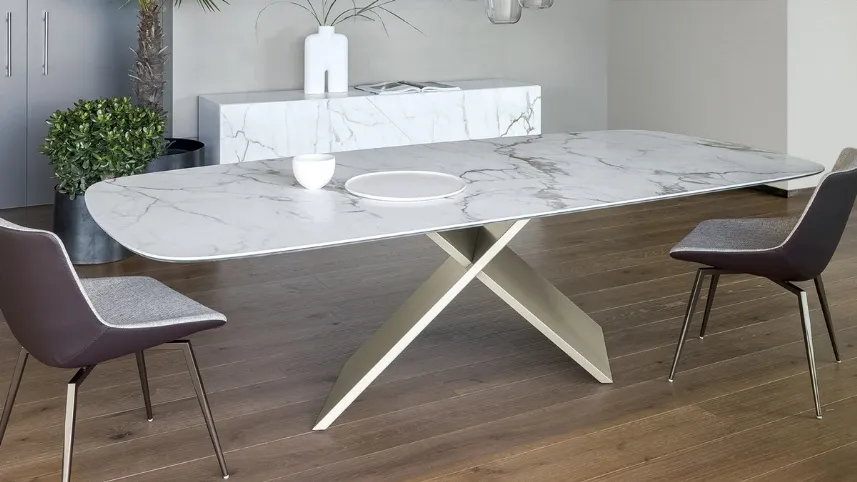 Tavolo Ax con top in ceramica di Bonaldo