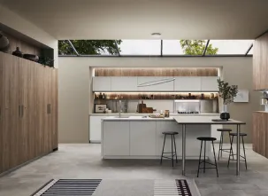 Cucina Moderna Lounge 08 con isola in laccato Bianco Puro e Noce Nodoso di Veneta Cucine