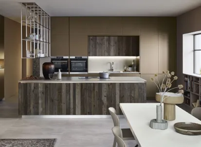 Cucina Moderna Lounge 06 in laccato metallo liquido Bronzo con isola in Abete ossidato di Veneta Cucine